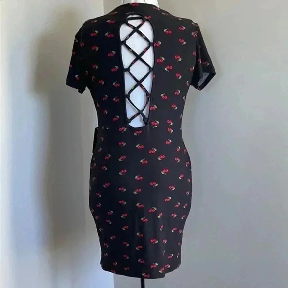 Faded Rose Short Sleeve Lace-up back Bodycon dress​​ - Picture 5 of 11